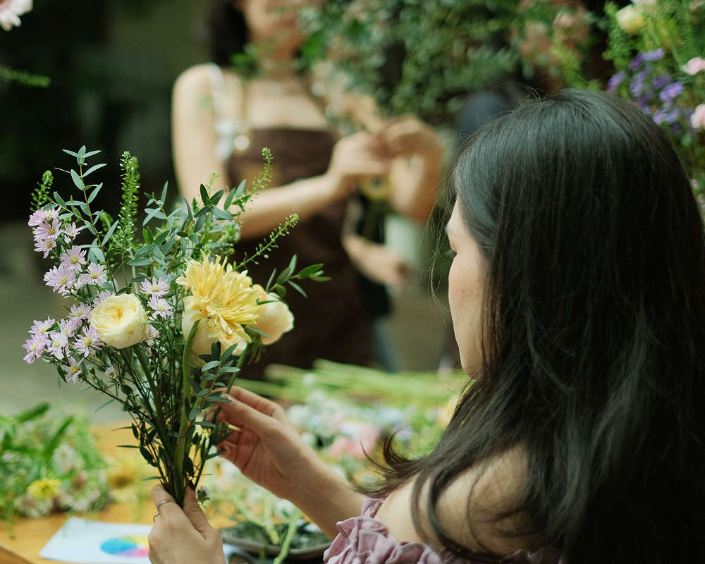Florista preparando arreglo floral para evento