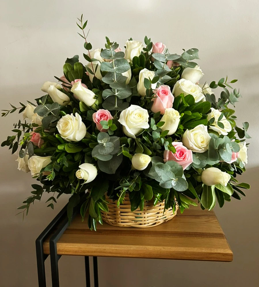 Canasta floral con rosas blancas, rosas rosadas y eucalipto