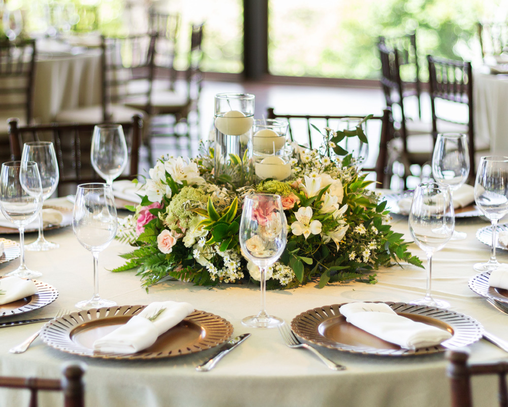 Mesa decorada con centro floral natural para evento