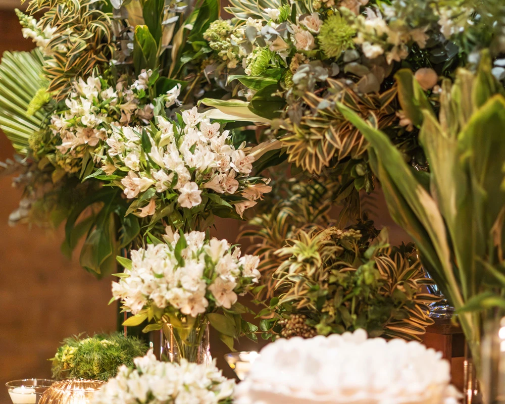 Arreglo floral de gran formato con flores blancas y follajes verdes para evento