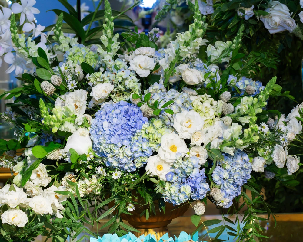 Arreglo floral en tonos azules y blancos para evento especial