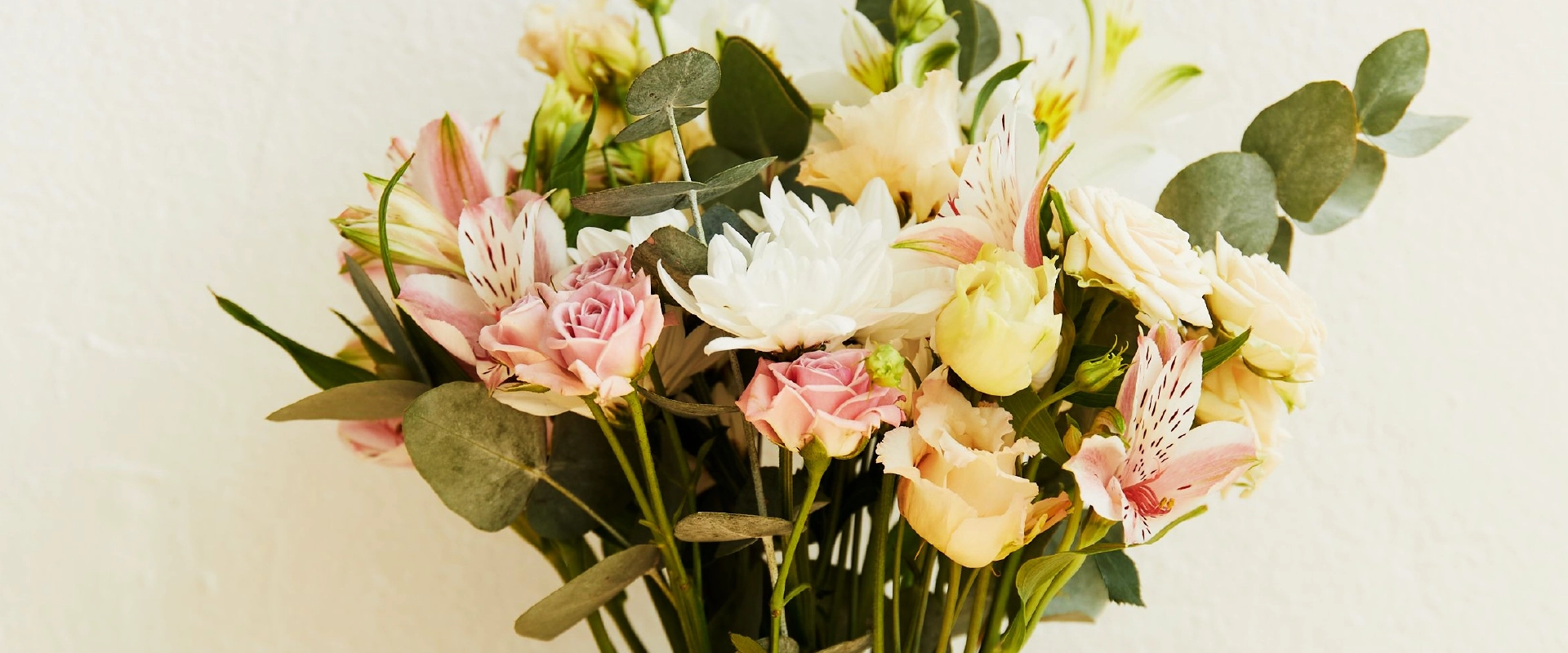 Arreglo floral artesanal con rosas y follaje
